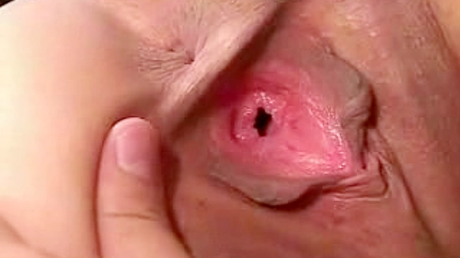 娇小性感的日本美女进行真实做爱体验