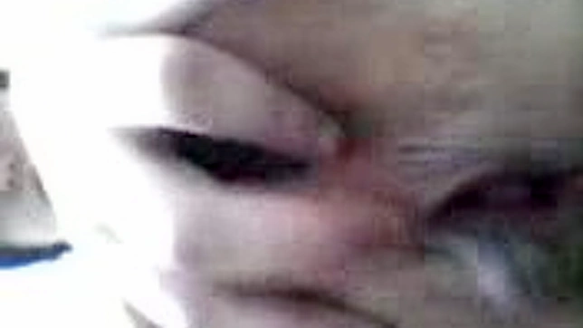 日本女士用玩具刺激多毛的阴道自慰