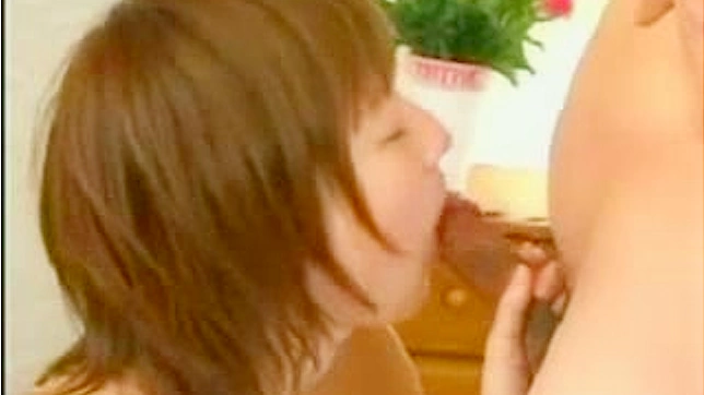 恶心可爱的日本女孩正在满足她的男朋友