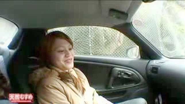 迷人热辣的宝贝向男友展示她的乳尖