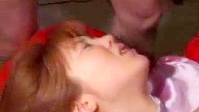 亚洲妹子被猛烈撞击，每一下抽动都大声呻吟