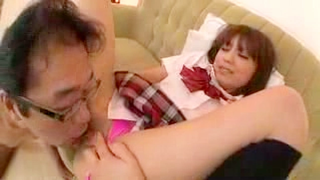 年轻的亚洲女孩在这里满足她的业余朋友需求