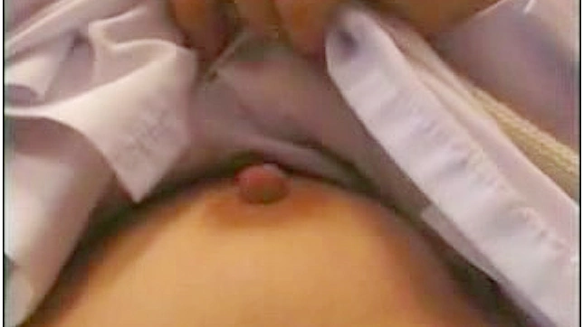 快乐性感的日本妹子展示她天然美胸