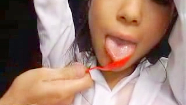 顺从的亚洲玩偶渴望主人来满足她需求