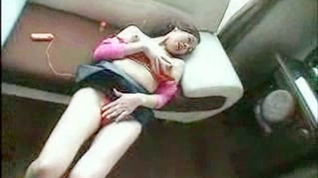 娇小日本娃娃室内自慰的性感时刻