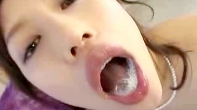 娇小裸体日本少女正在品尝新鲜精液