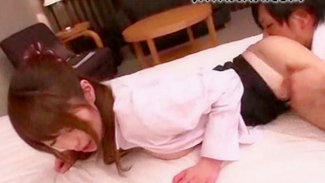 日本熟女在狂野性爱中被狠狠撞击