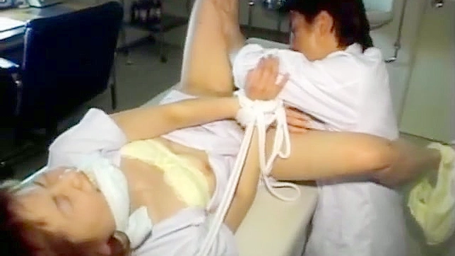 狂野美女被猛烈干，每下深插都高声呻吟