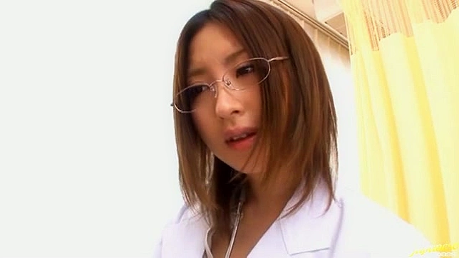 与性感亚裔护士口交和激情做爱体验