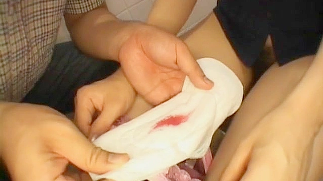 烦人的日本偶像在小便时被变态侵犯