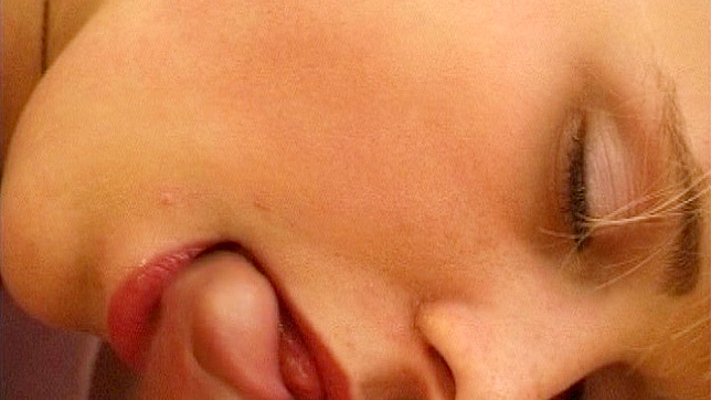 金发美女人间美味：吸吮与激情性爱体验