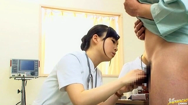 年轻护士喜欢给可爱病人打手槍享受性爱时光