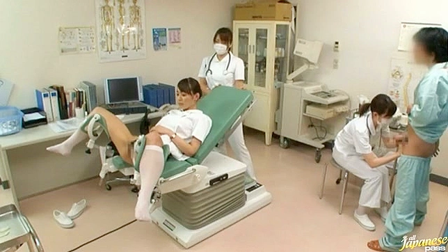 性感年轻护士在医疗室激情做爱