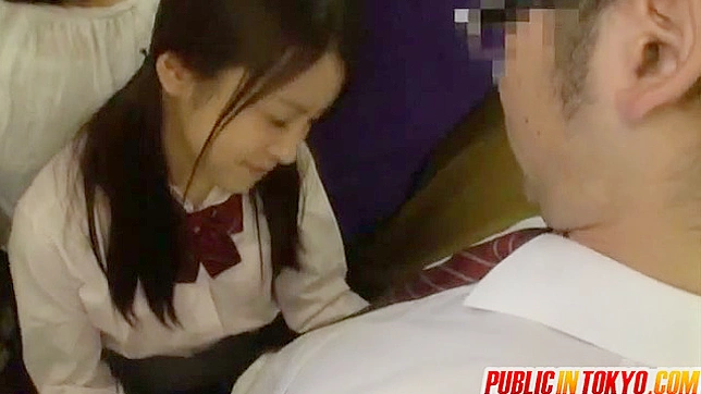 叛逆少女紧握陌生男子阳具狂野互动