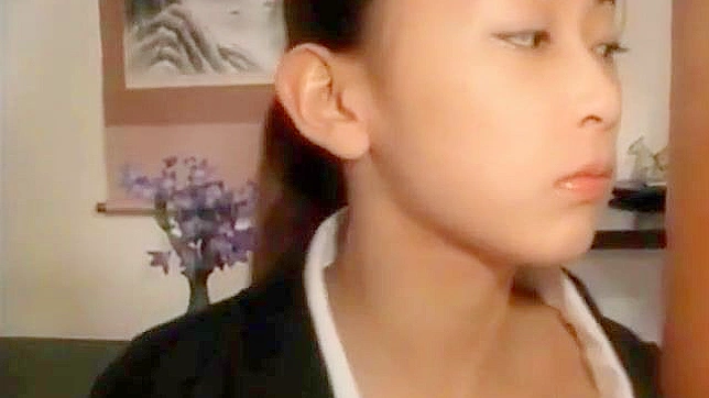 娇嫩亚洲女孩在三人行中口交两根阳具