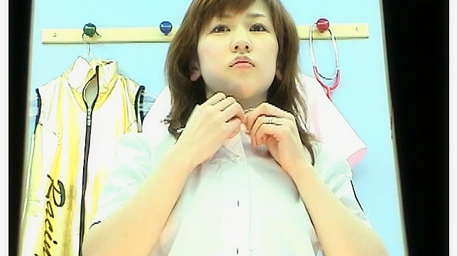 年轻可爱的少女穿着她的新渔网袜子