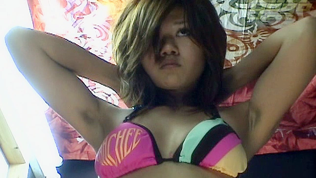 单身少女渴望在湖中畅游