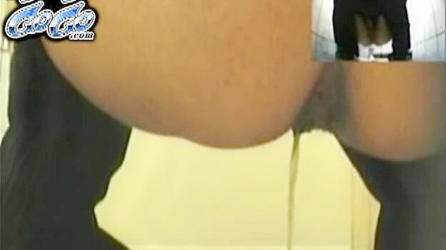 穿着诱人内裤的漂亮性感美女正在厕所里。