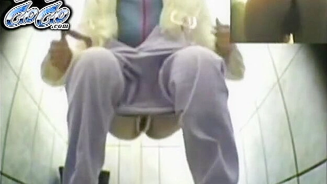 迷人的可爱女孩在厕所里自娱自乐