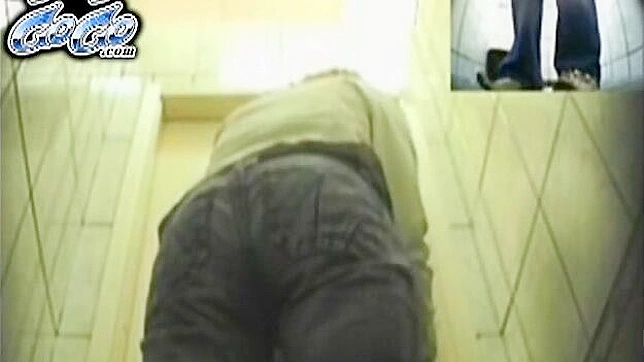 迷人的性感女孩在公共厕所独自表演