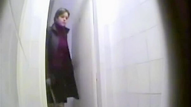 迷人的性感女神正在室内厕所里做爱