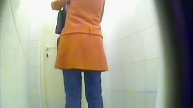 下班后穿着白色内裤的迷人女孩自慰