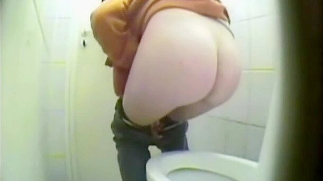 下班后穿着白色内裤的迷人女孩自慰