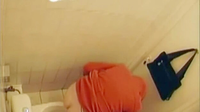 下班后穿着白色内裤的迷人女孩自慰