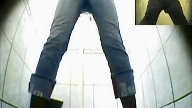 性感火辣的美女正在厕所里享受刺激体验