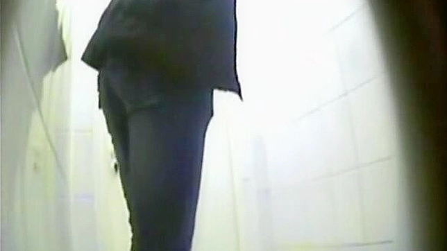 性感火辣的美女正在厕所里享受刺激体验
