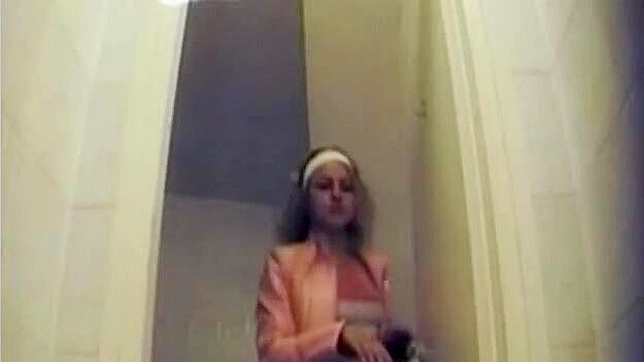 可爱的迷人女明星正在厕所里插入