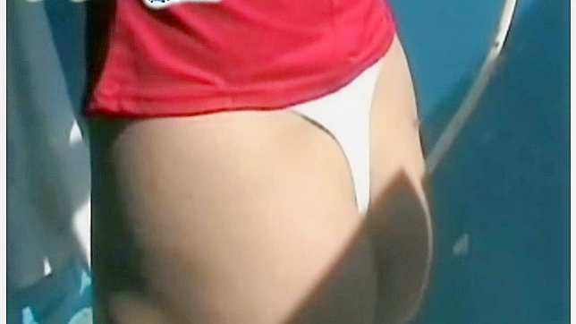 运动金发女郎在室内更换黑色内裤