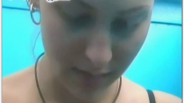 清纯热辣的单身少女秀出天然曲线