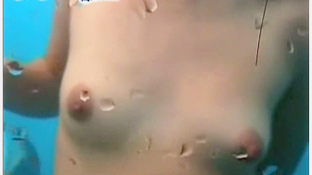 技术娴熟的漂亮玩偶，完美身材展示她的胸部。