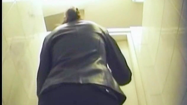 害羞又好看的娃娃在下班后卫生间里做爱