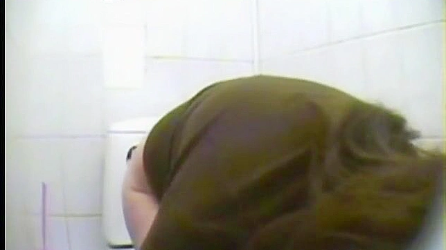 迷人的热辣女孩穿着牛仔裤在厕所里嘿咻