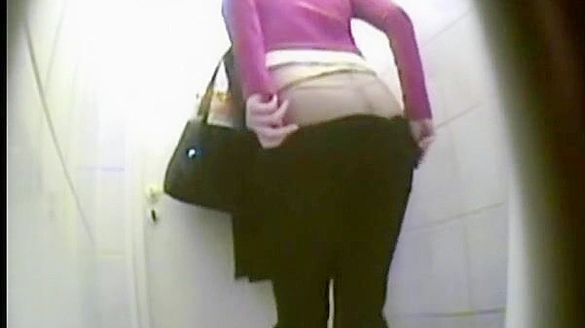 迷人的热辣女孩穿着牛仔裤在厕所里嘿咻