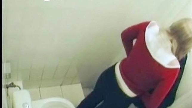 迷人的热辣女孩穿着牛仔裤在厕所里嘿咻