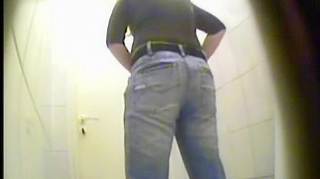 迷人的热辣女孩穿着牛仔裤在厕所里嘿咻