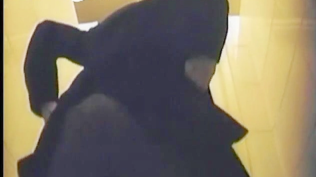 迷人的热辣女孩穿着牛仔裤在厕所里嘿咻