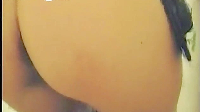 迷人的热辣女孩穿着牛仔裤在厕所里嘿咻