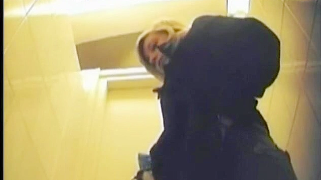 迷人的热辣女孩穿着牛仔裤在厕所里嘿咻