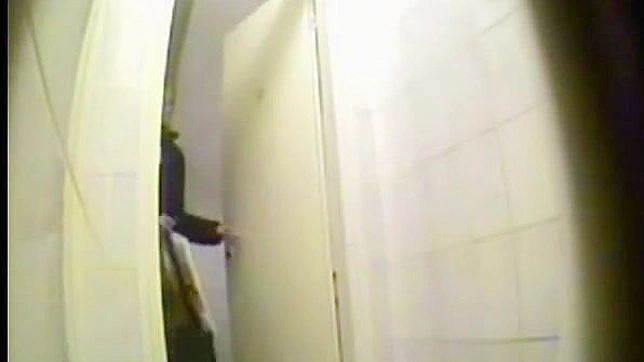 迷人的热辣女孩穿着牛仔裤在厕所里嘿咻