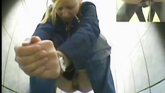 胜利大胆的独行女孩在厕所里行动