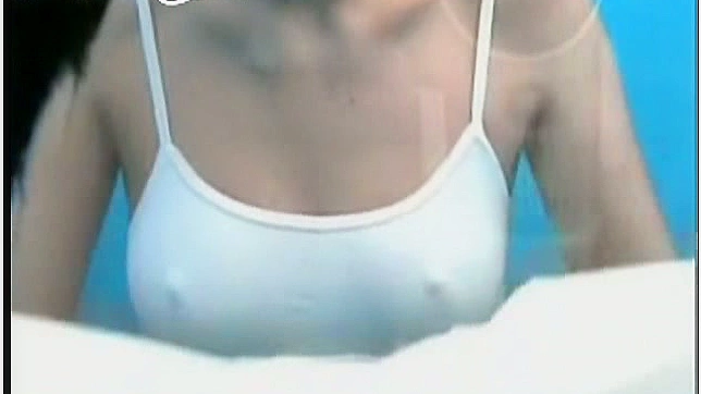 迷人的天使正脱下她的白内裤