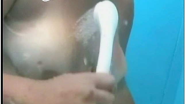 令人敬佩的性感女明星完美臀部在淋浴中展现魅力