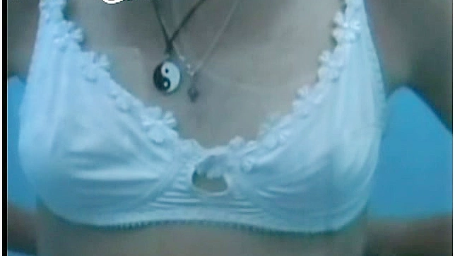 可爱的小妹穿白胸罩展现她的奶子