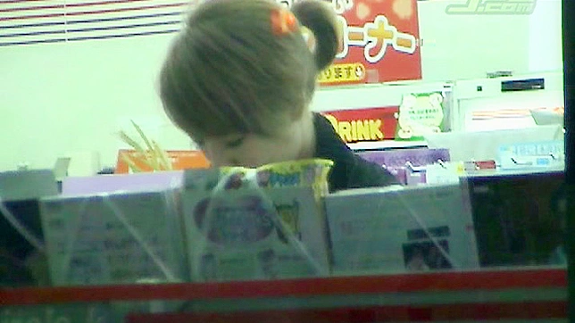 性感女神正在展示她的蓝色丝线内衣秀技