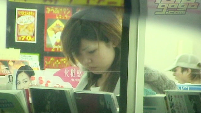 性感日本女孩裙底走光露出诱人内裤展示