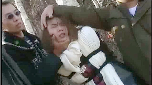 迷人红发美女户外激情快感体验